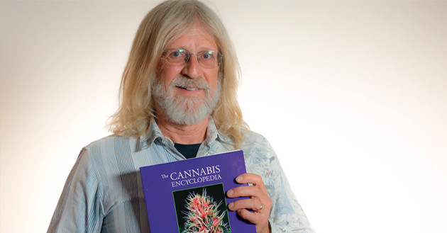 Хорхе Сервантес с энциклопедией каннабиса