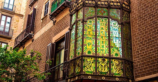 Музей «Hash Marihuana Cáñamo & Hemp Museum» Витражные окна музея в Барселоне